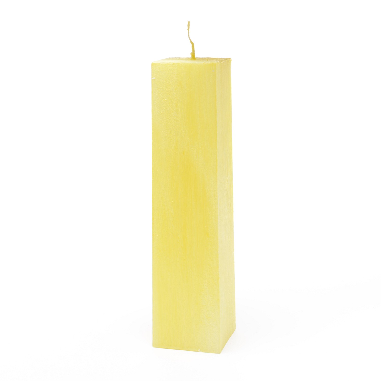 Eckige zitronenfarbene Stumpenkerze mit vertikal verlaufender Struktur