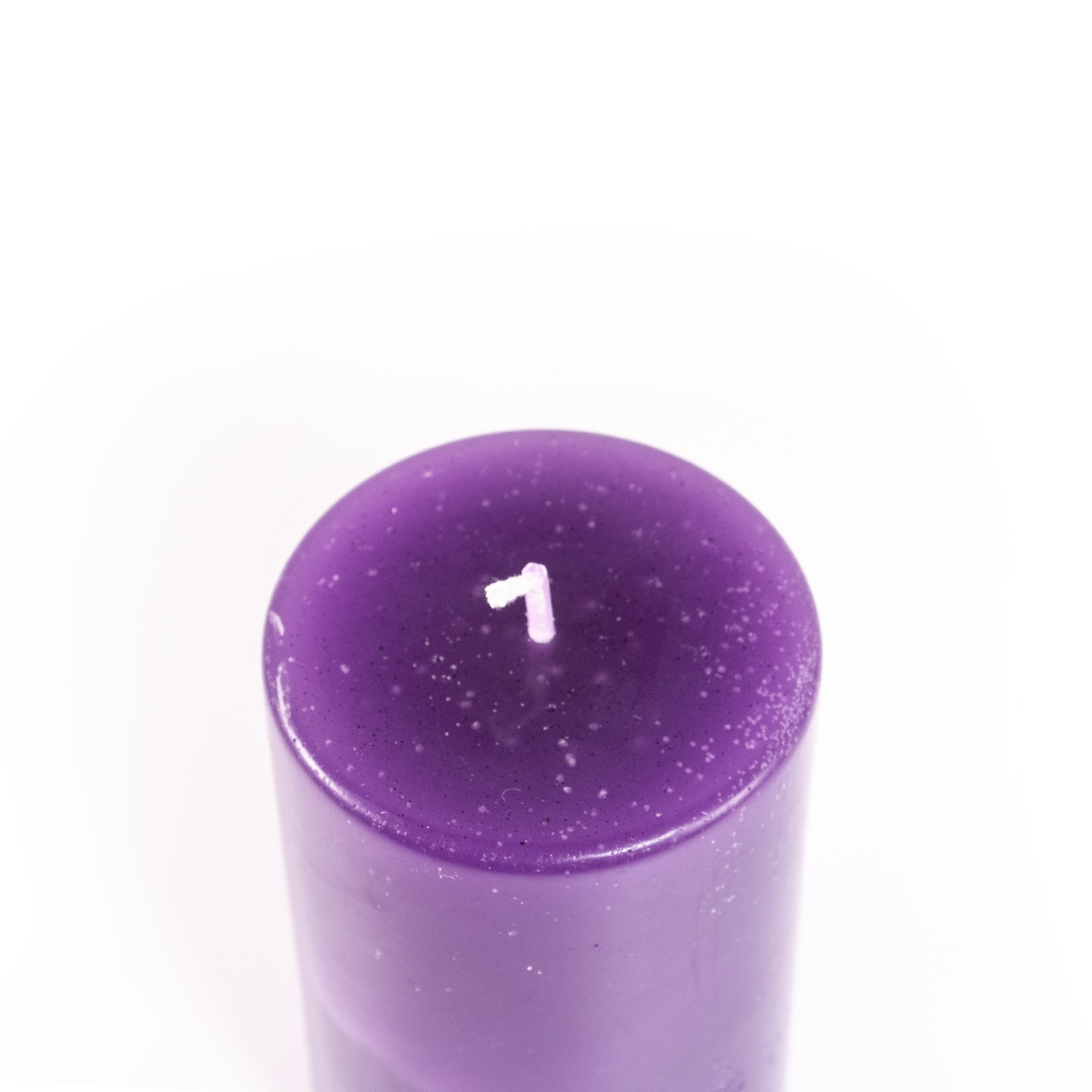 Dunkellilafarbende runde Stumpenkerze mit glatter Oberfläche.