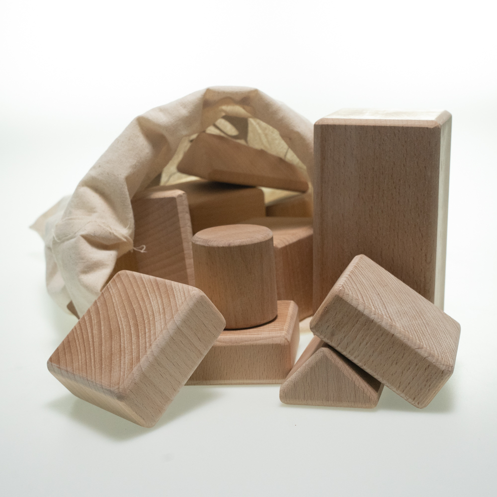 Ein cremeweißer Baumwollbeutel mit vielen verschiedenen Holzbausteinen in unterschiedlichen Formen wie zum Beispiel Zylinder, Qauder, dreieckiges Prisma und so weiter. Der Baumwollbeutel ist mit einer Kordel zuziehbar.