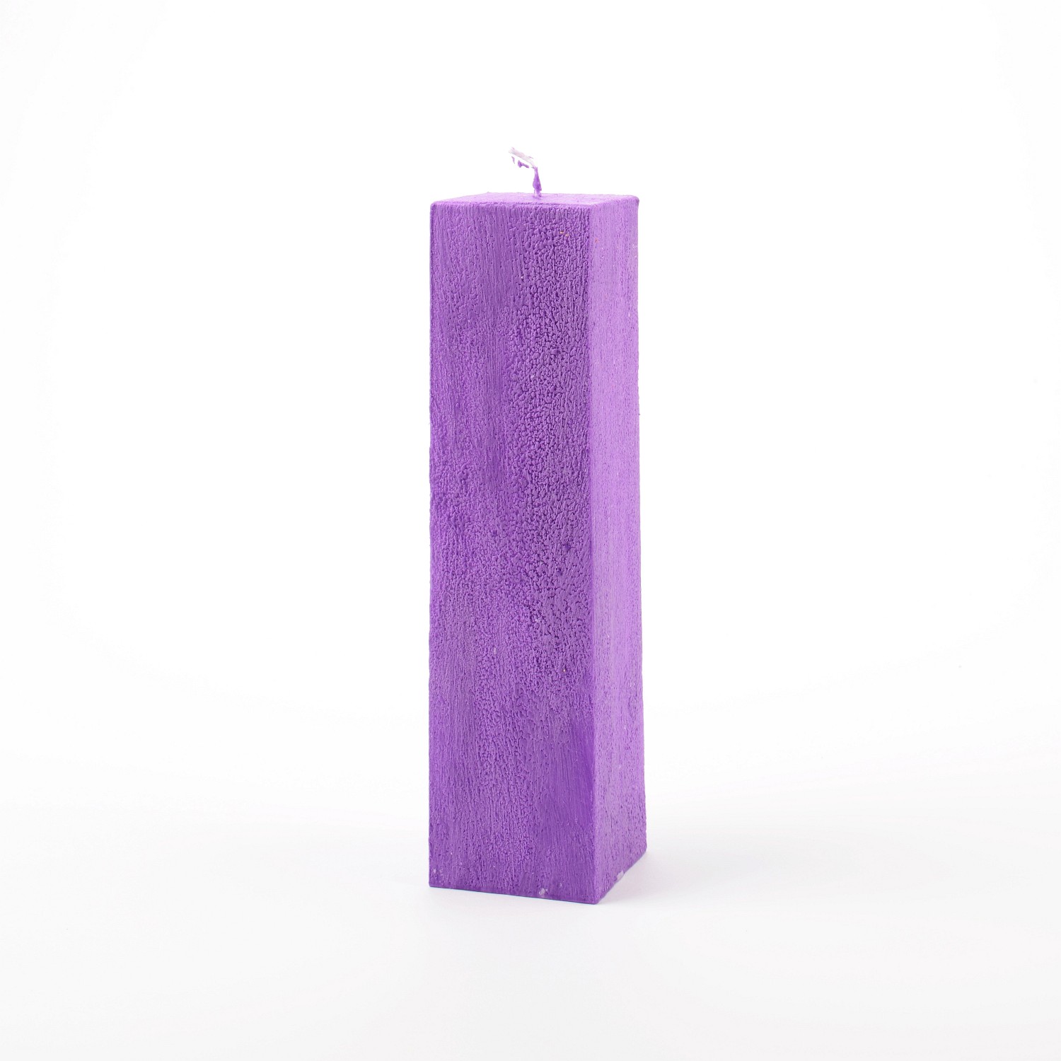 Eckige lila Stumpenkerze mit vertikal verlaufender Struktur