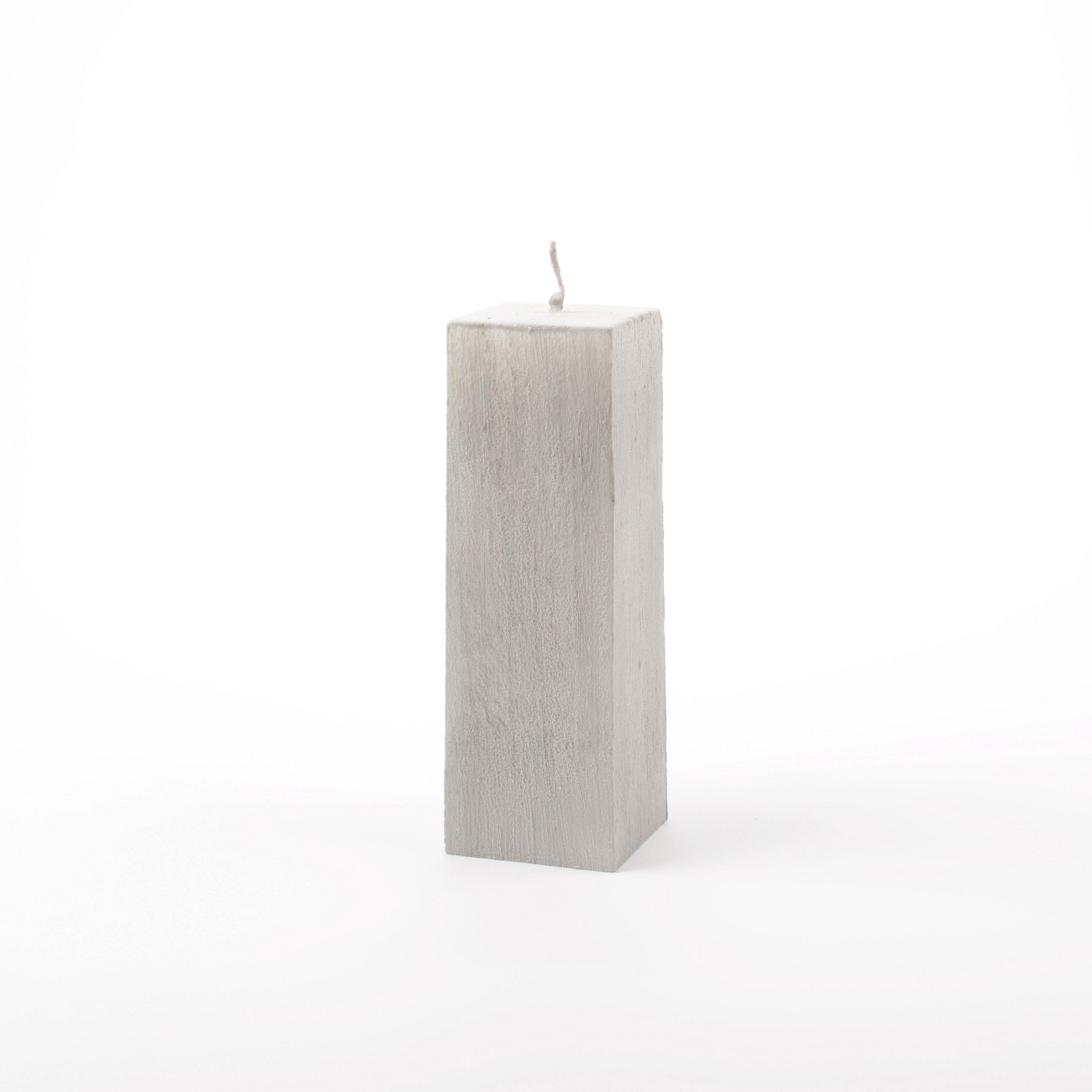 Eckige graue Stumpenkerze mit vertikal verlaufender Struktur