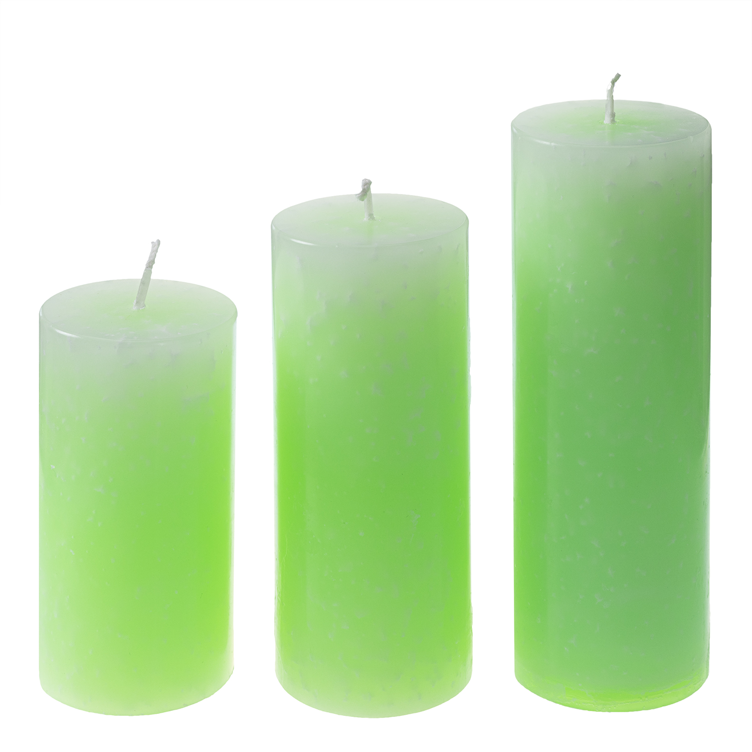 Drei unterschiedlich große Hellgrüne runde Stumpenkerzen. Oben ist das Wachs etwas heller als unten.