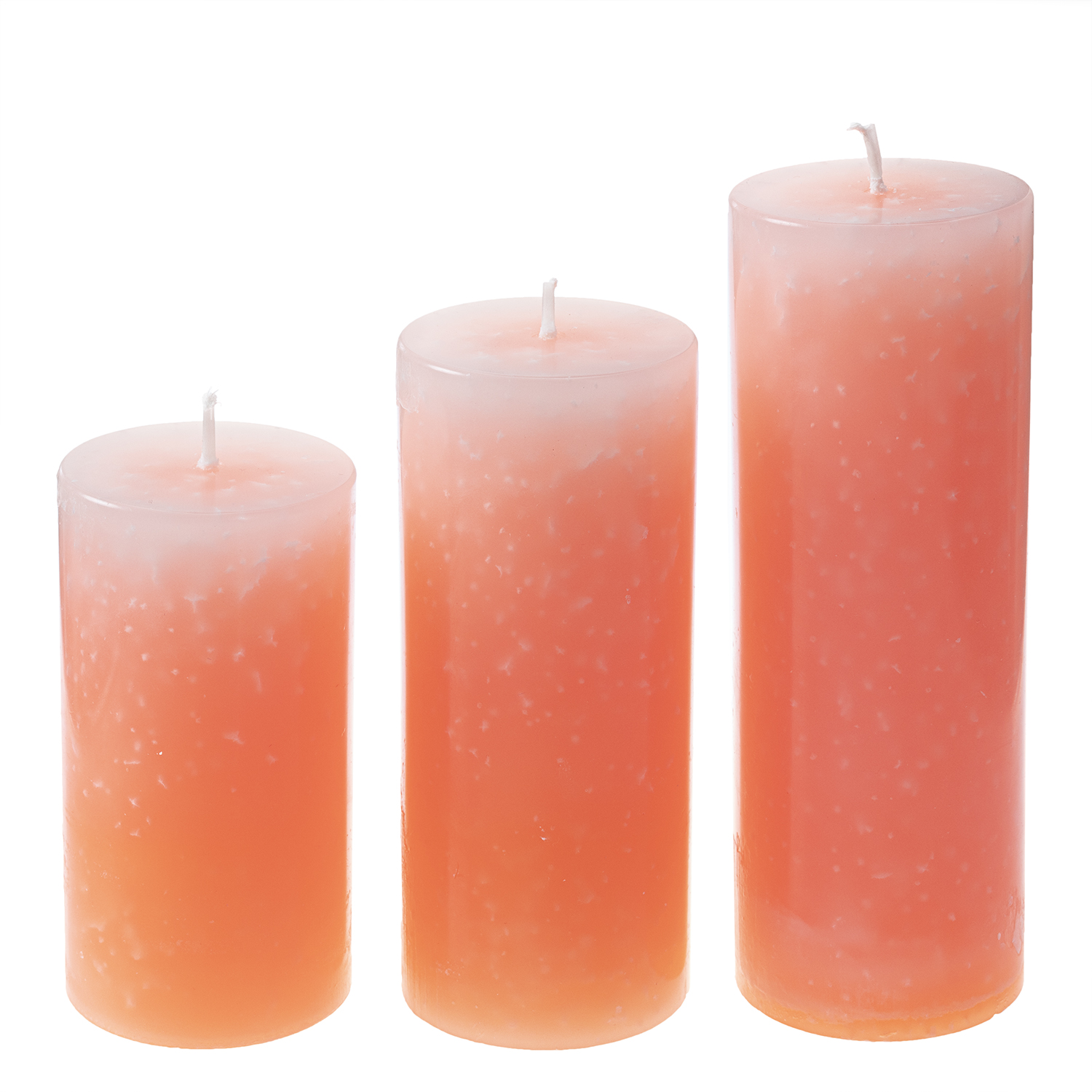 Drei unterschiedlich hohe orangene runde Stumpenkerzen.Oben ist das Wachs etwas heller als unten.