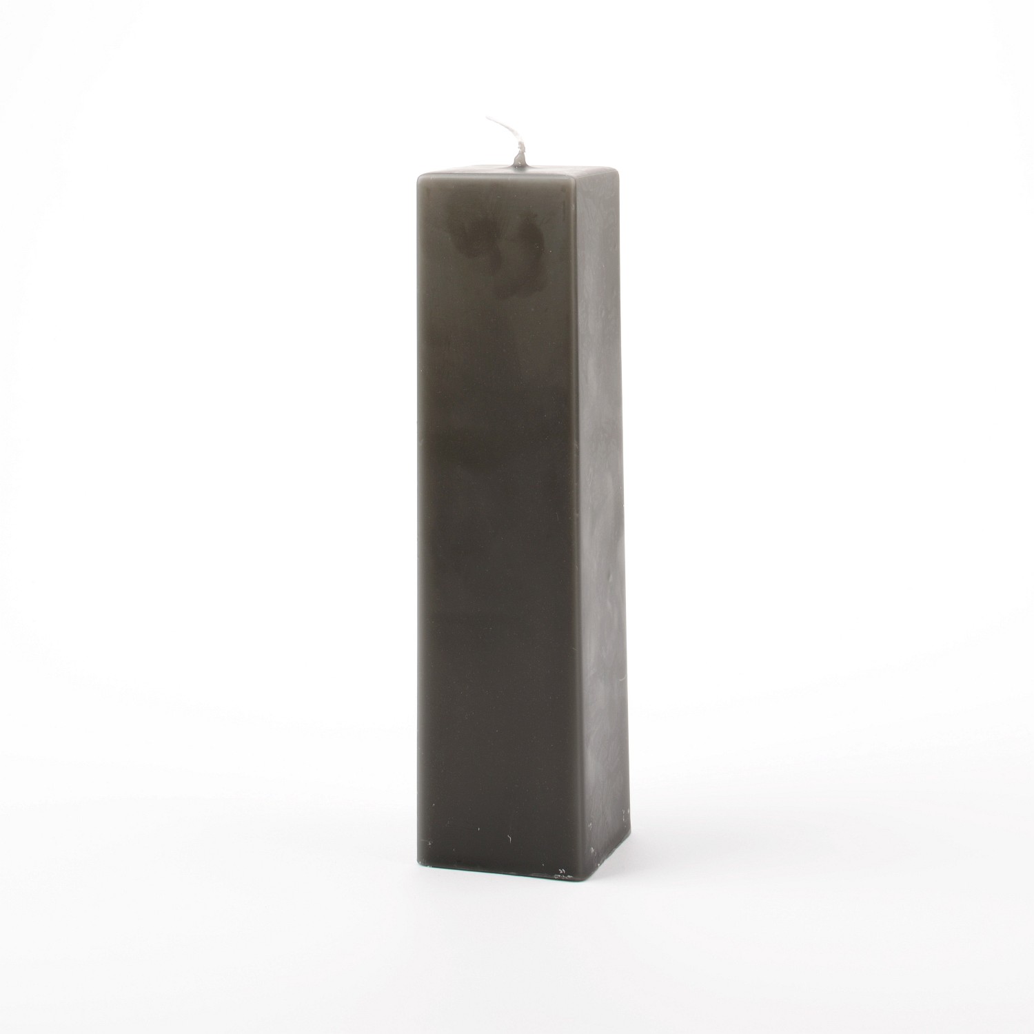 Eckige graue Stumpenkerze mit glatter Oberfläche