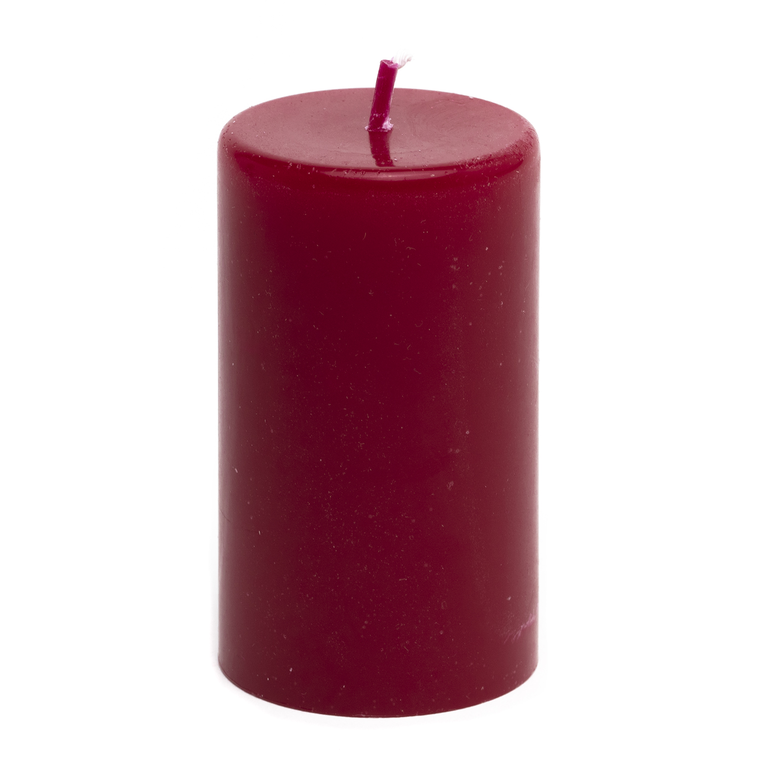 Bordeauxfarbende runde Stumpenkerze mit glatter Oberfläche.