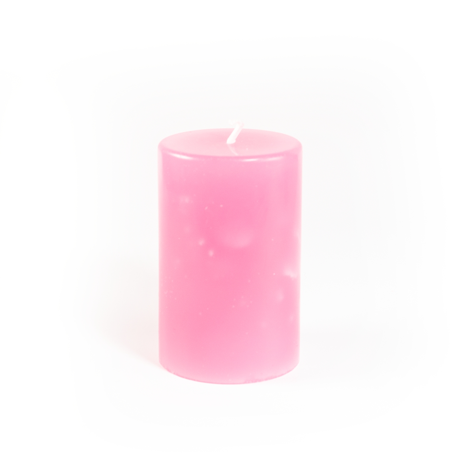 Hellrosa runde Stumpenkerze mit glatter Oberfläche.