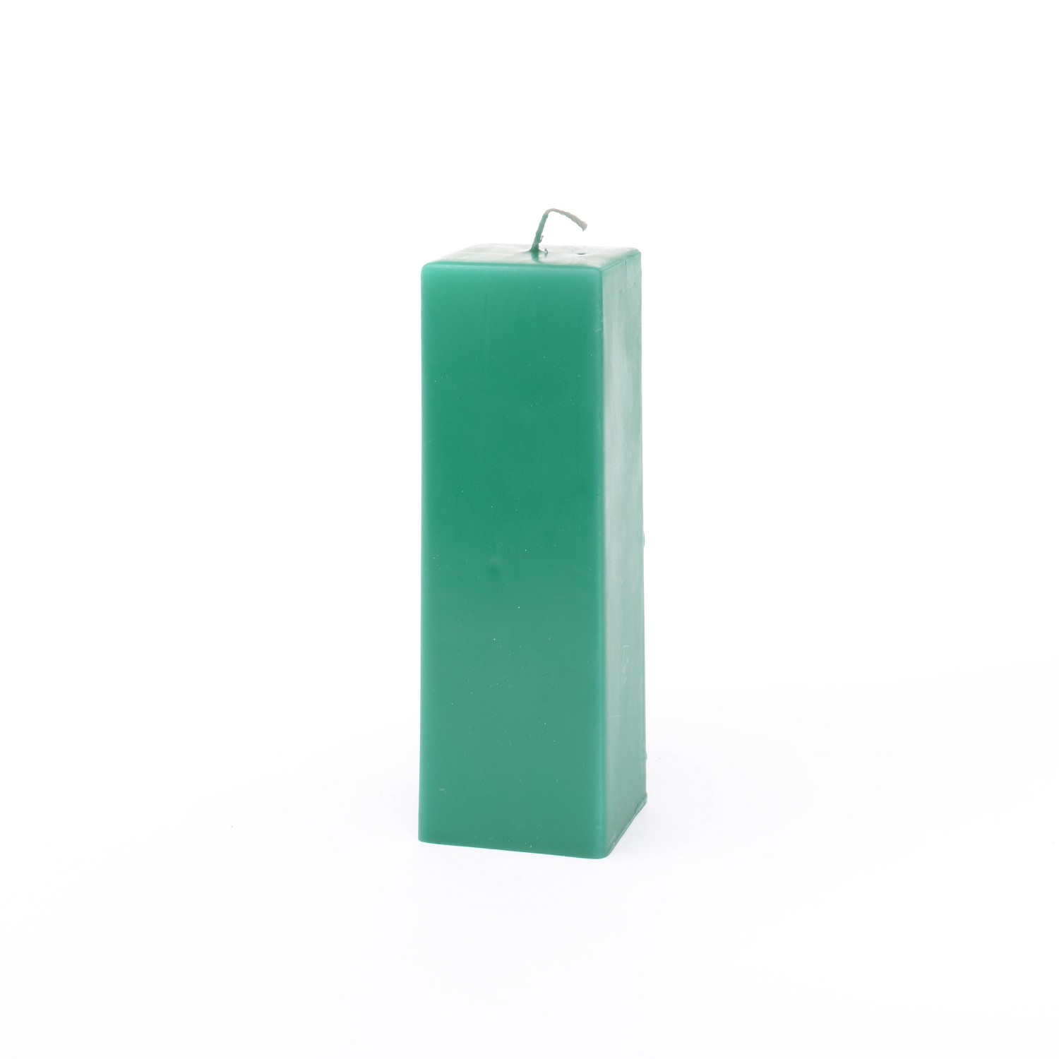 Eckige dunkelgrüne Stumpenkerze mit glatter Oberfläche