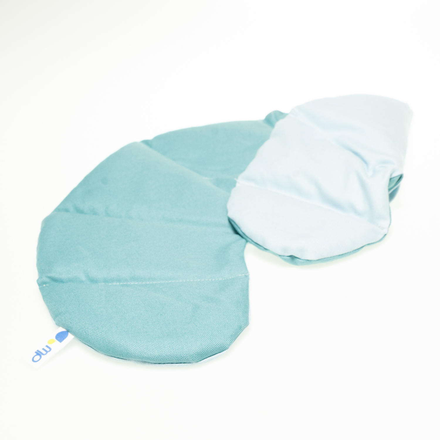Das flache Körnerkissen in Hörnchenform ist auf der einen Seite ganzflächig hellblau und auf der anderen Seite ganzflächig türkis. Damit die Körner nicht durcheinanderfallen, sind sie durch Nähte separiert.