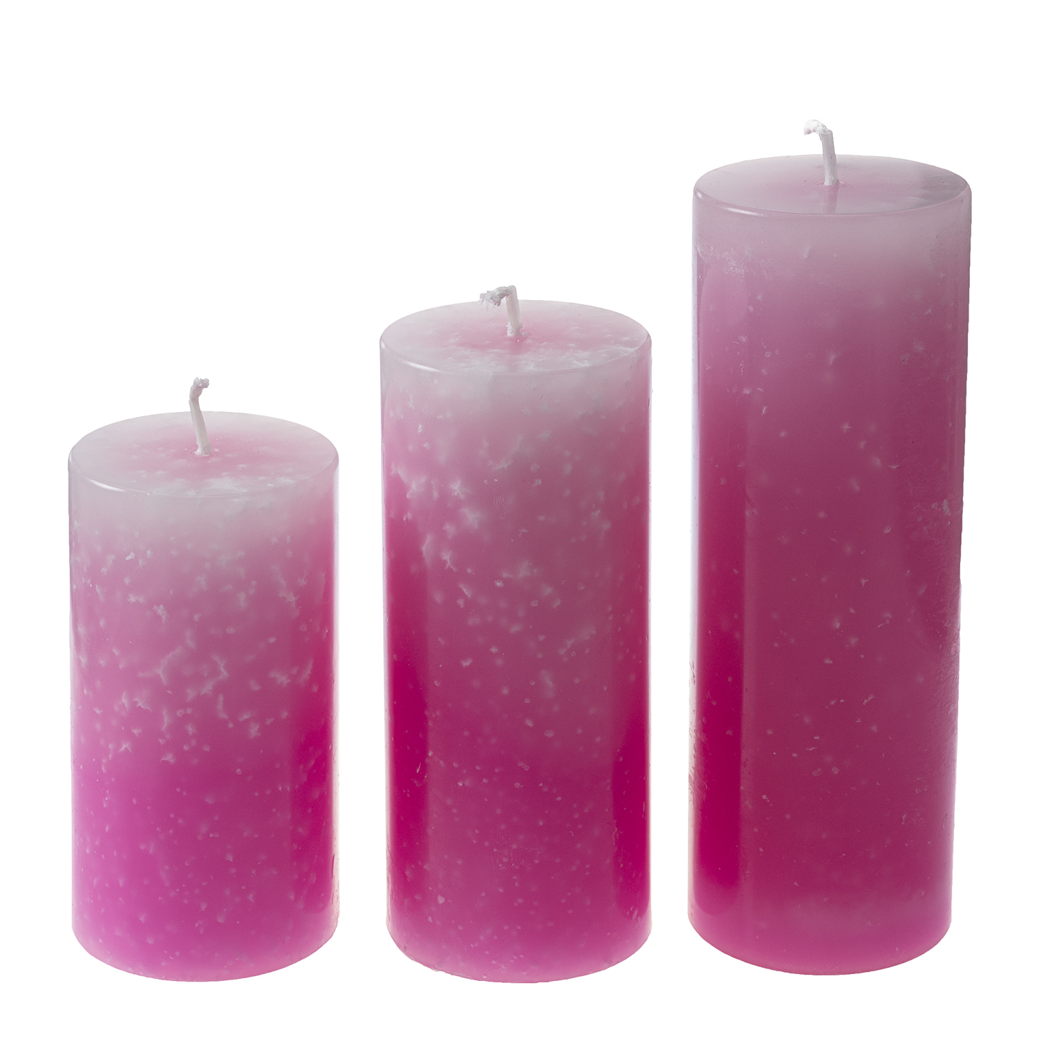 Drei unterschiedlich hohe pinke runde Stumpenkerzen. Oben ist das Wachs etwas heller als unten.