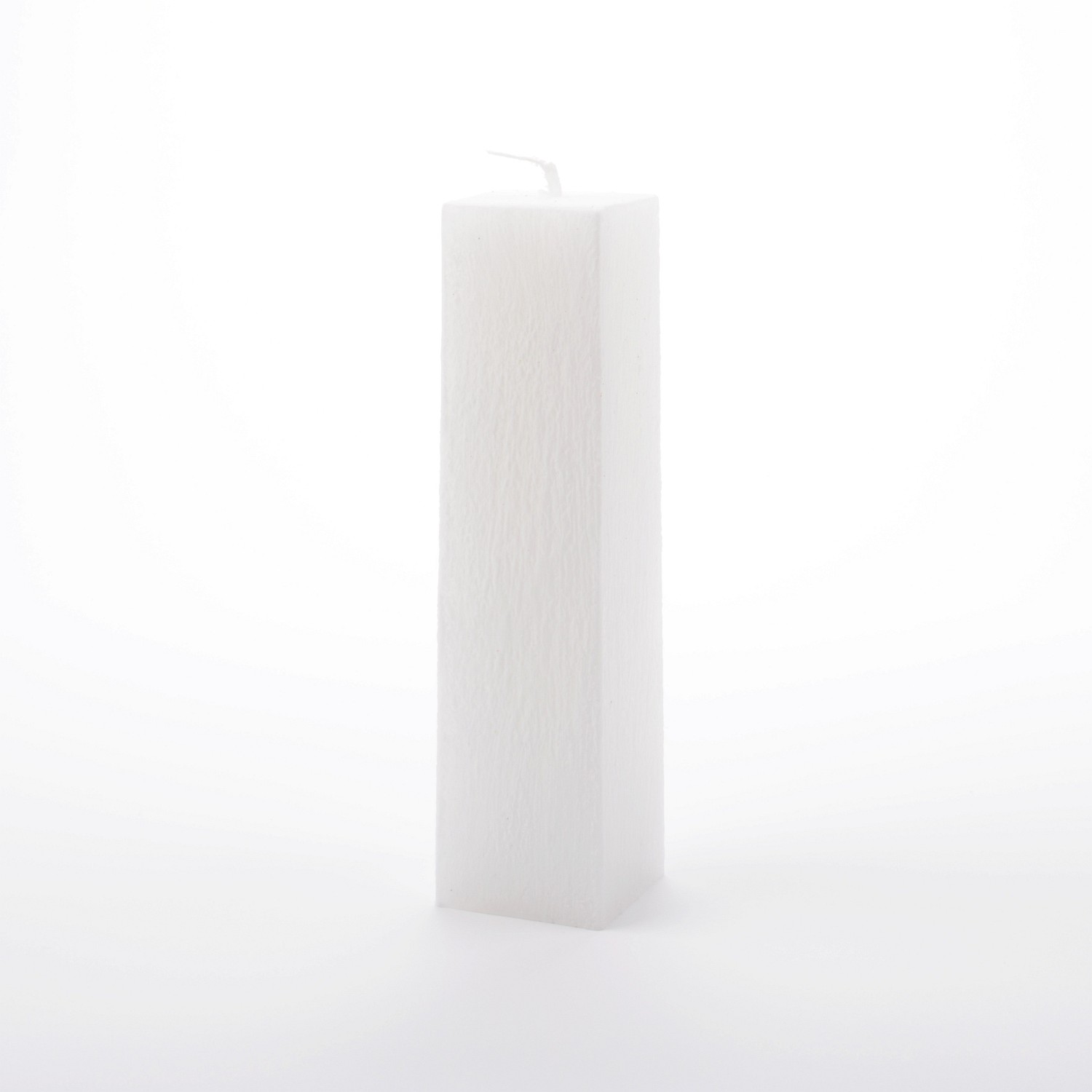 Eckige weiße Stumpenkerze mit vertikal verlaufender Struktur