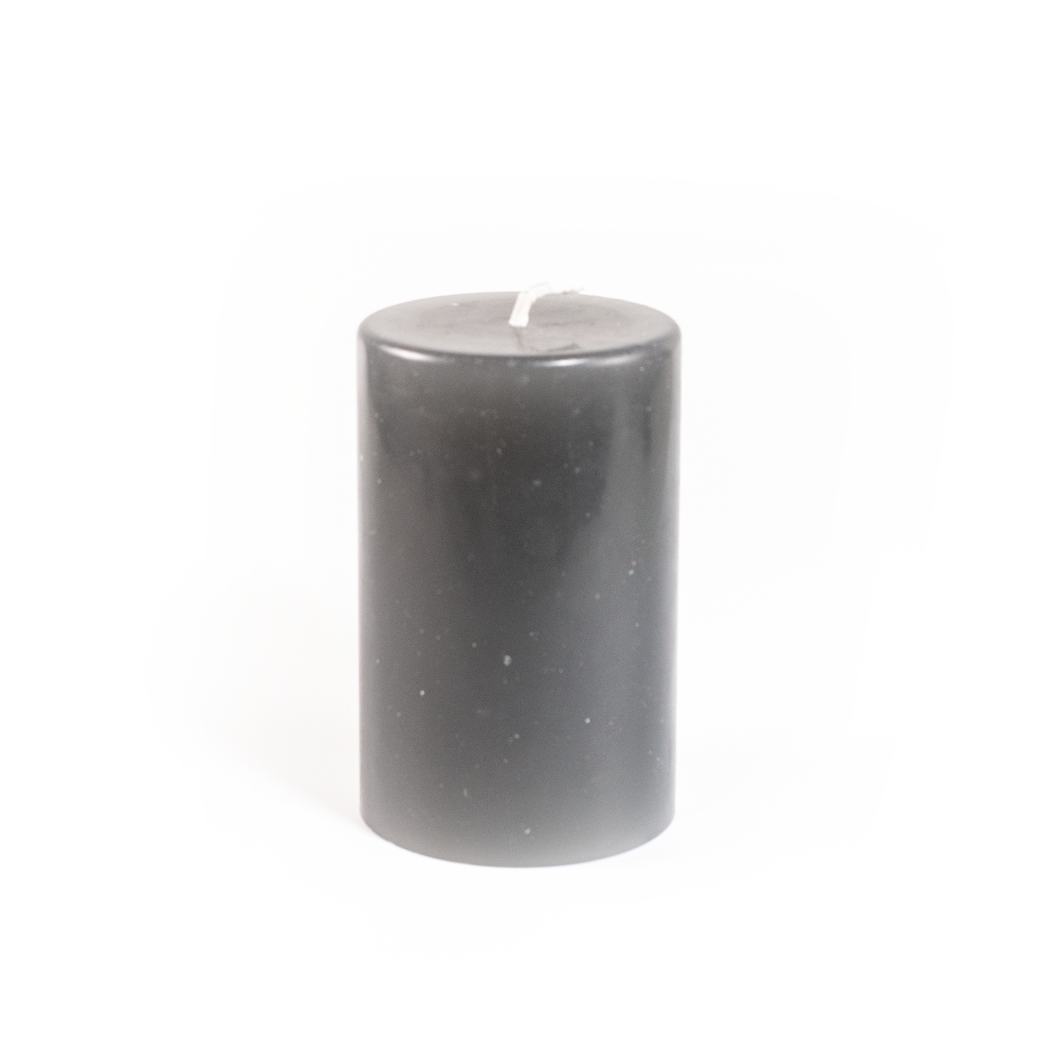 Graue runde Stumpenkerze mit glatter Oberfläche.