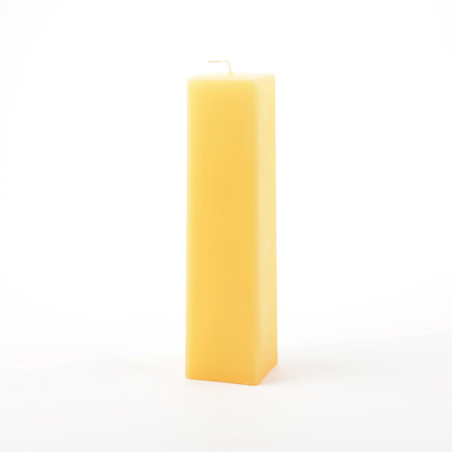 Eckige zitronenfarbene Stumpenkerze mit glatter Oberfläche