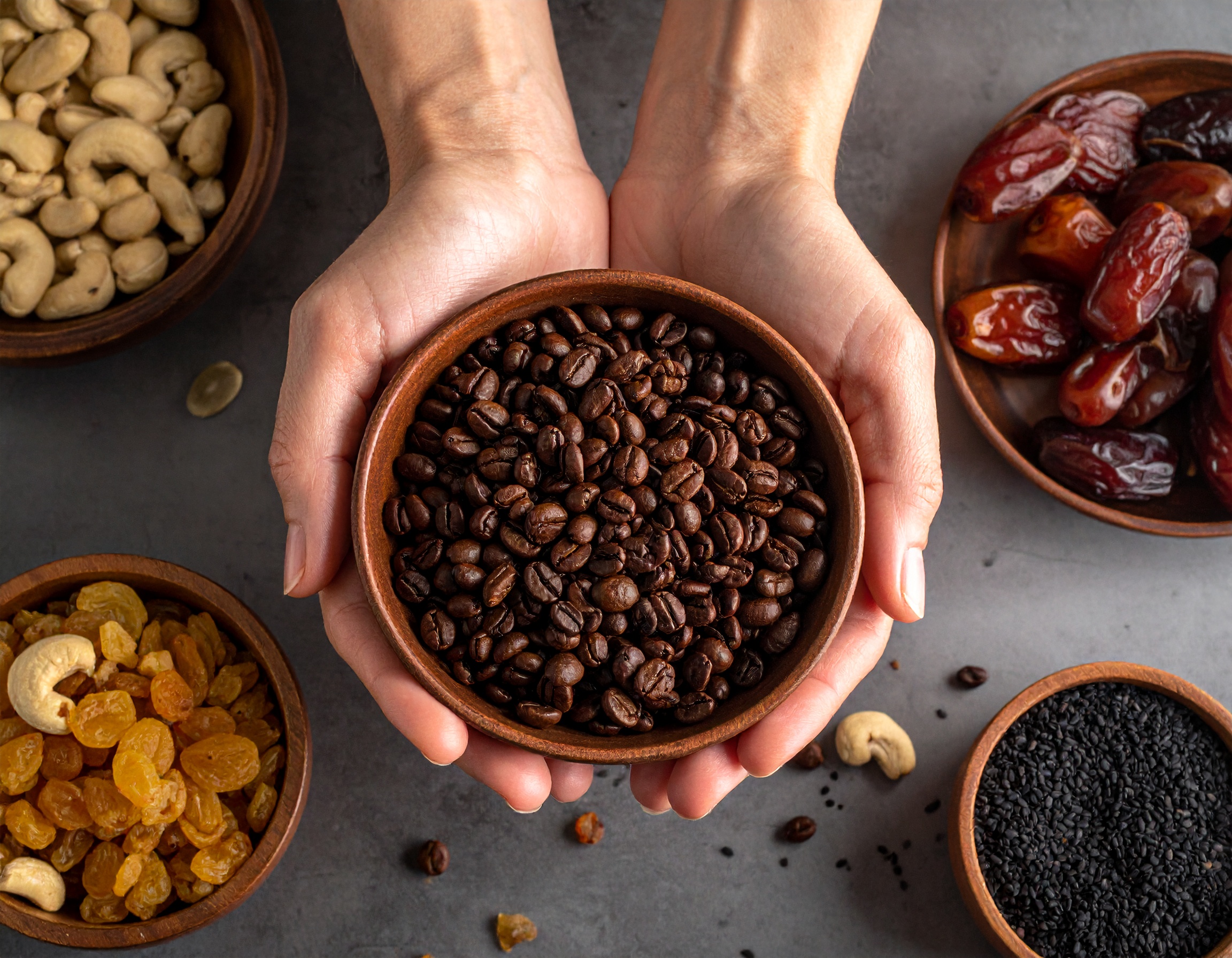 Holzschale mit Espressobohnen, die von 2 Händen gehalten wird - KI-generiert