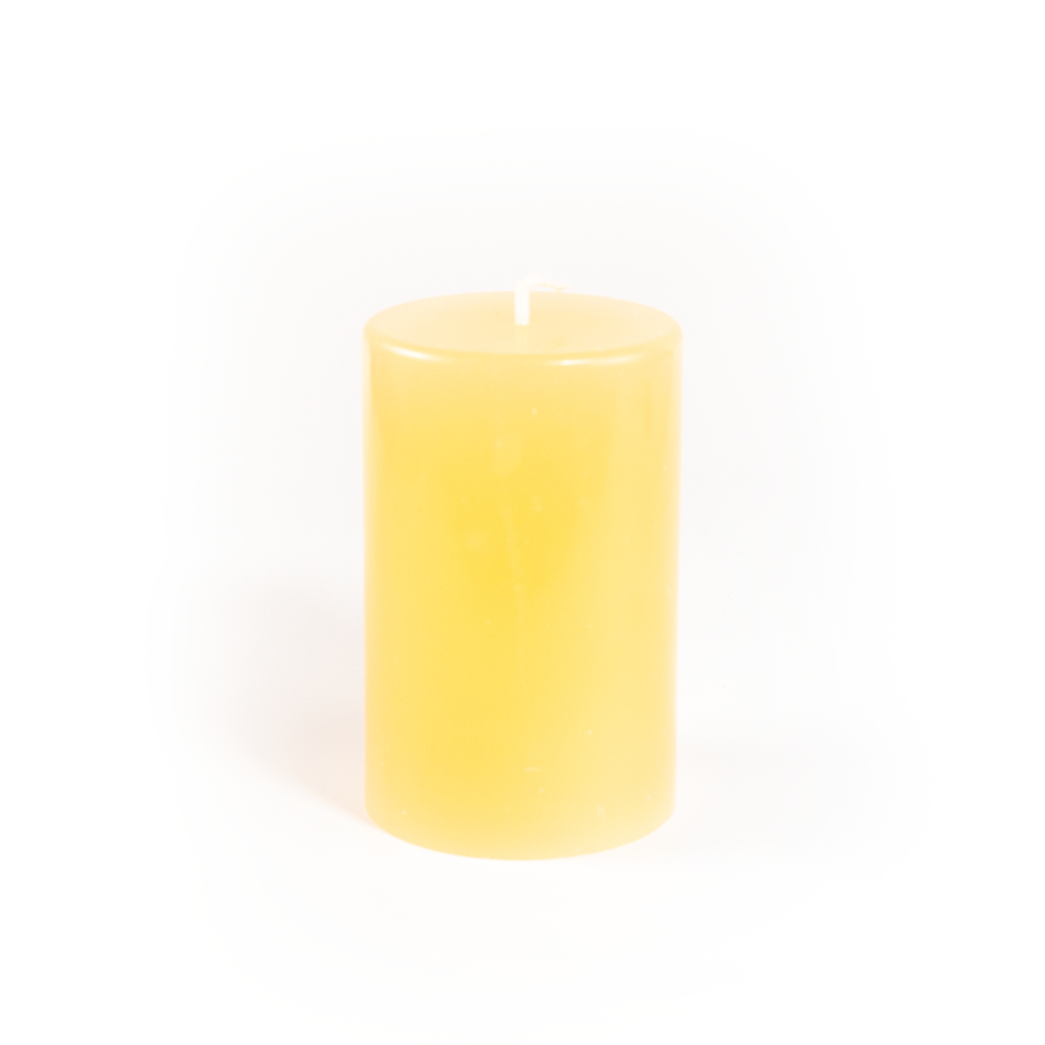 Gelbe runde Stumpenkerze mit glatter Oberfläche.