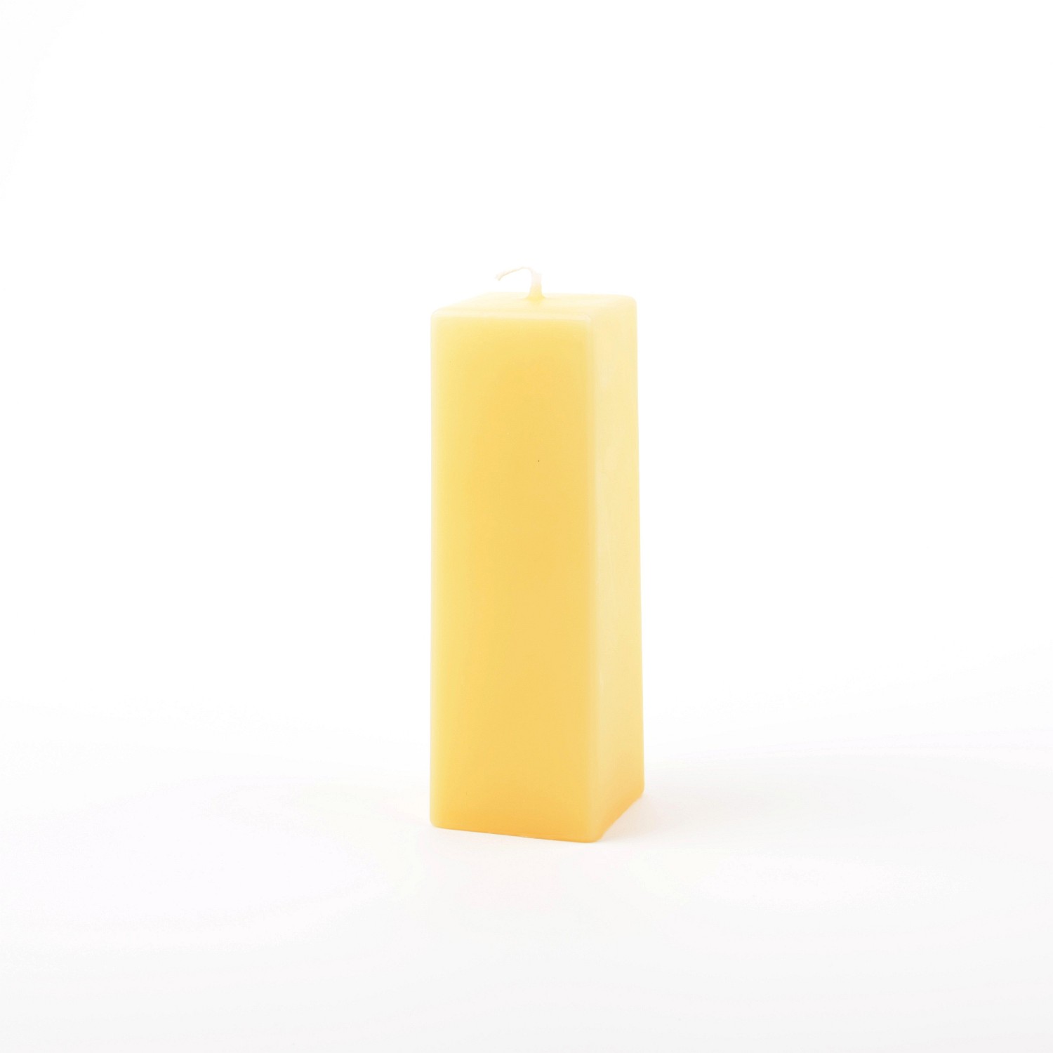 Eckige zitronenfarbene Stumpenkerze mit glatter Oberfläche