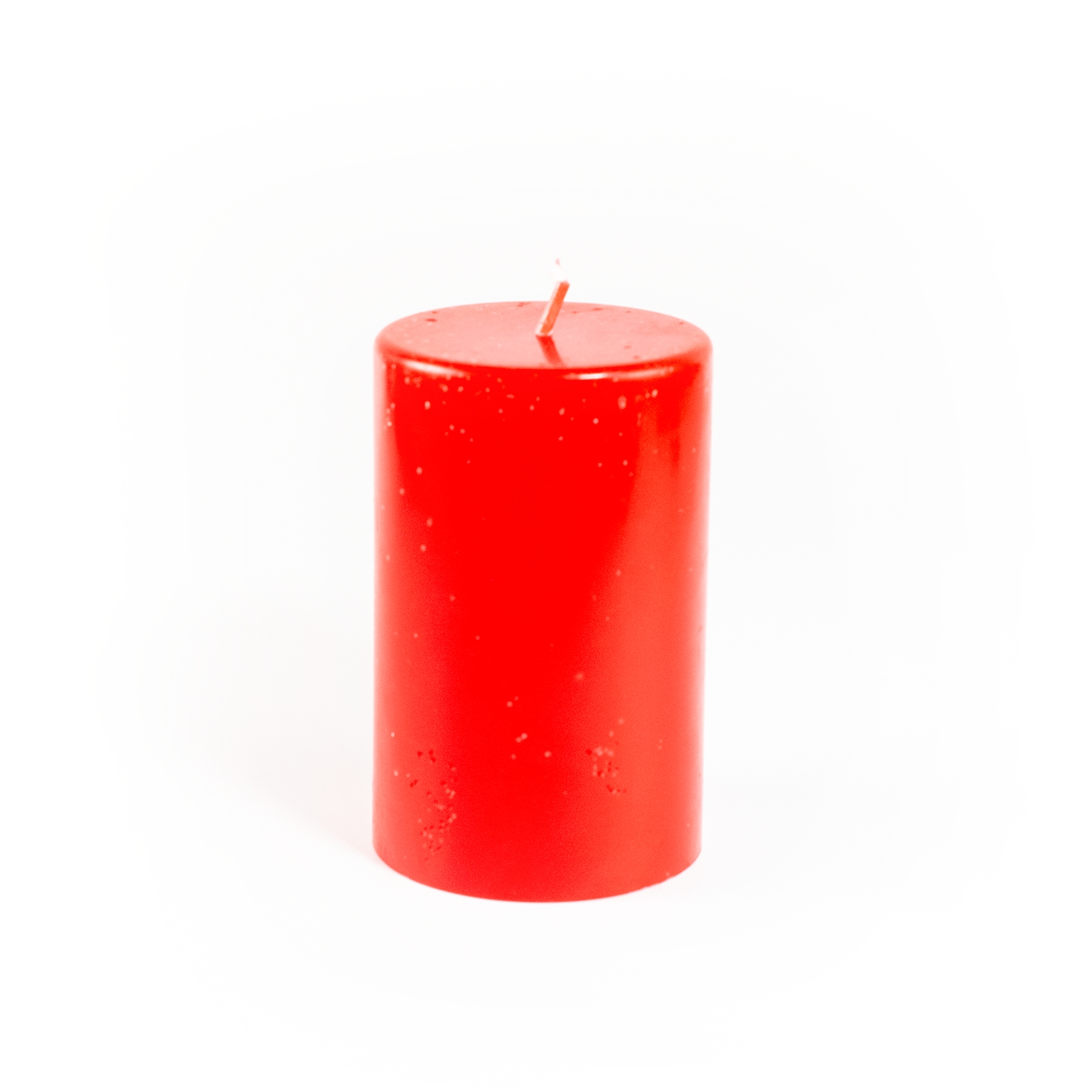 Rote runde Stumpenkerze mit glatter Oberfläche.