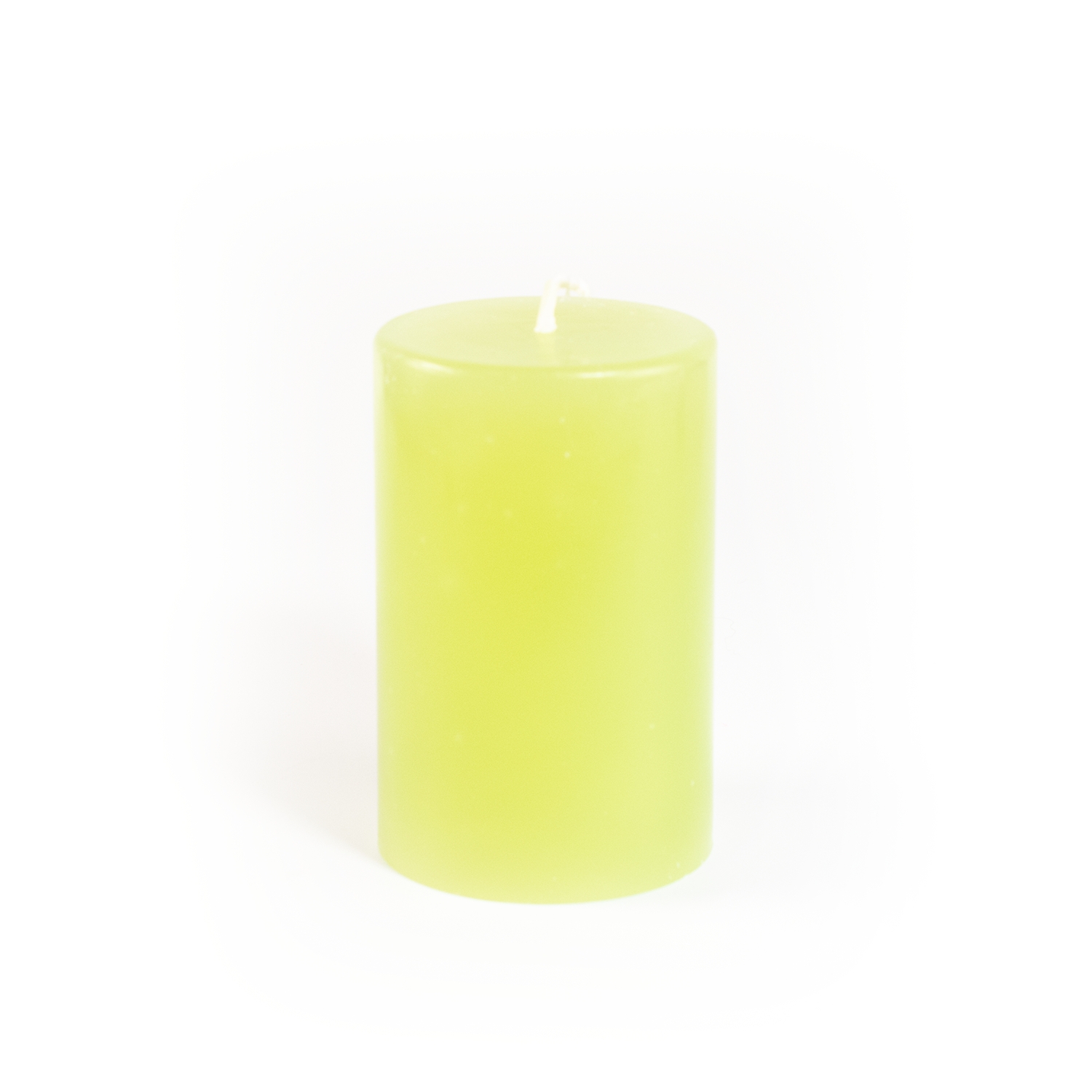 Gelbe runde Stumpenkerze mit glatter Oberfläche.