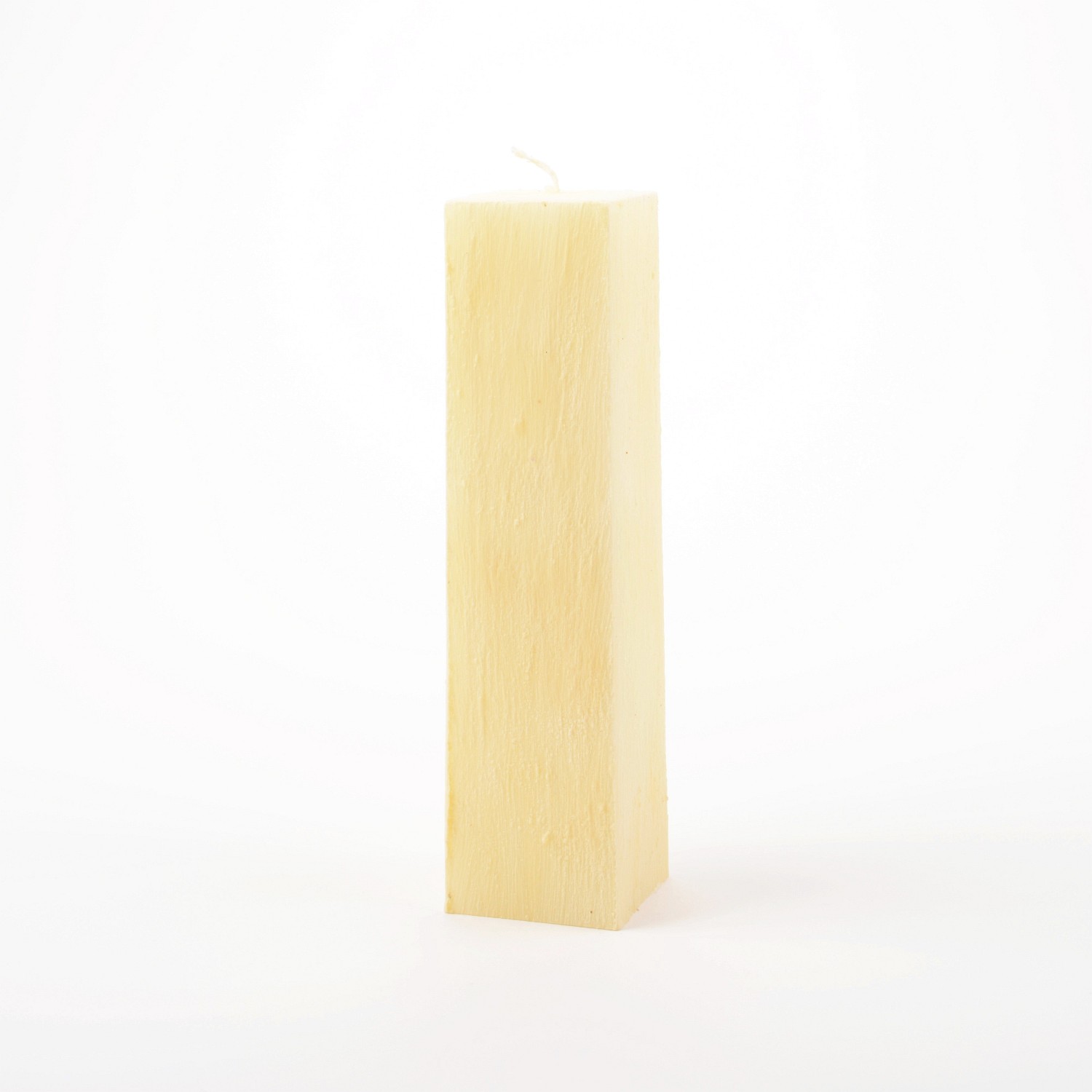 Eckige zitronenfarbene Stumpenkerze mit vertikal verlaufender Struktur