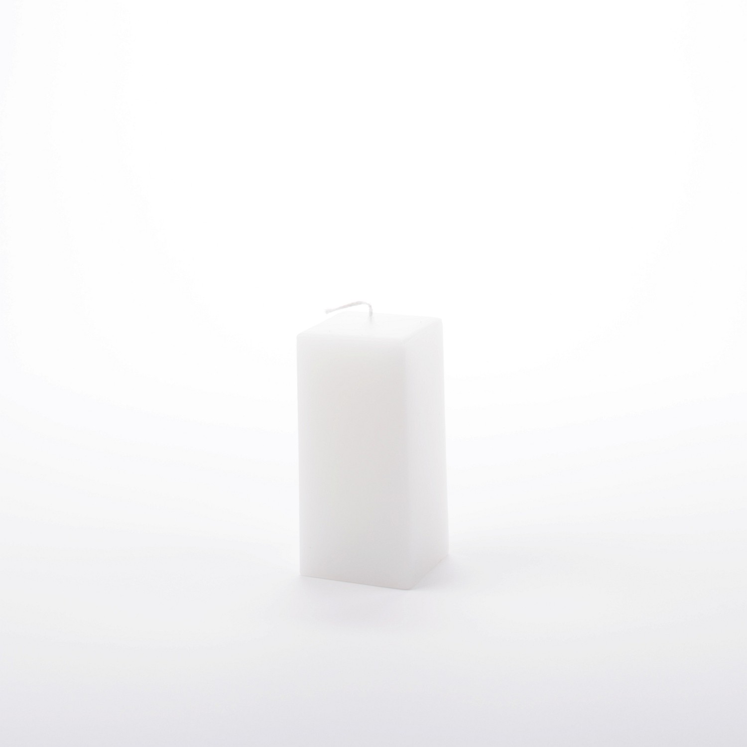 Eckige weiße Stumpenkerze mit glatter Oberfläche