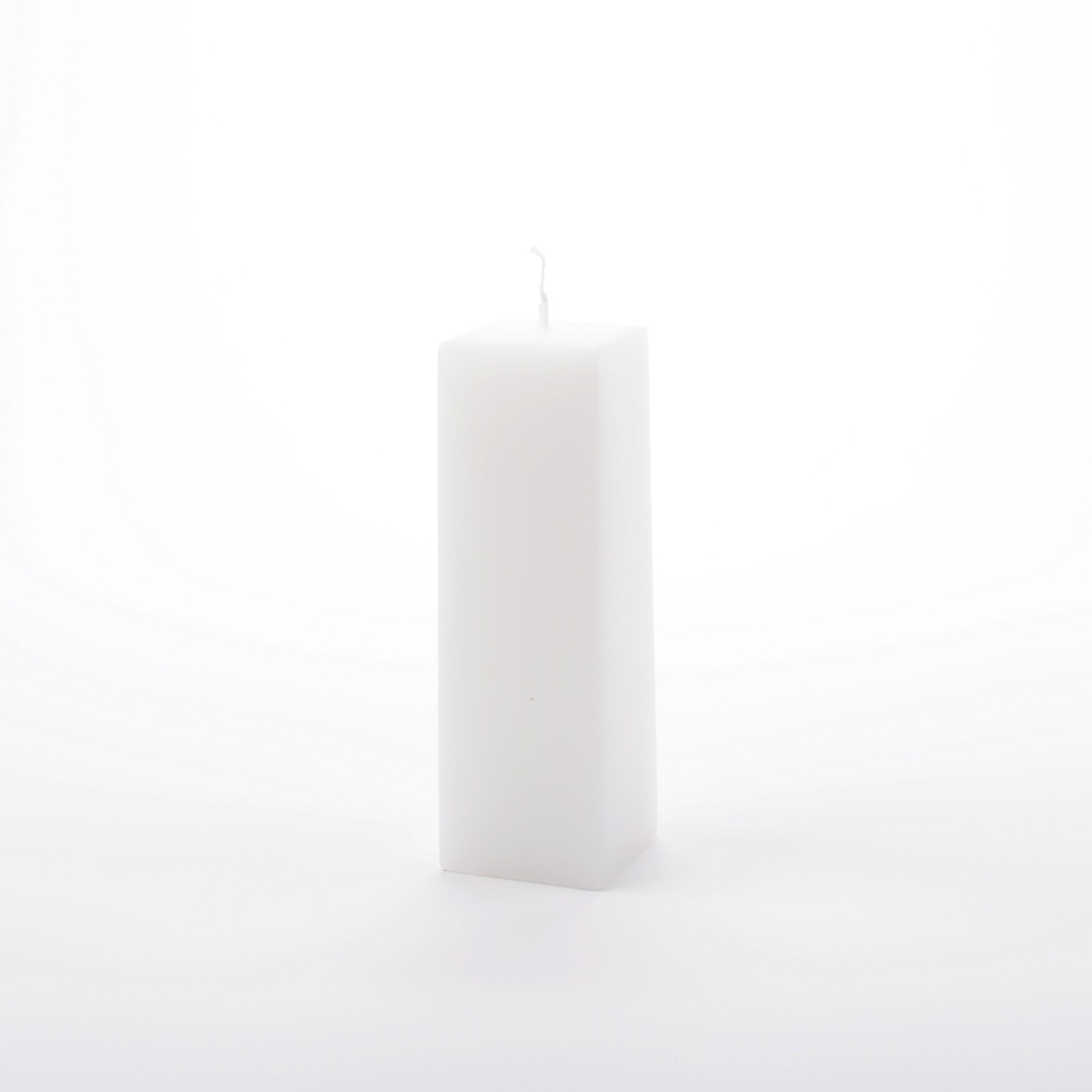 Eckige weiße Stumpenkerze mit glatter Oberfläche