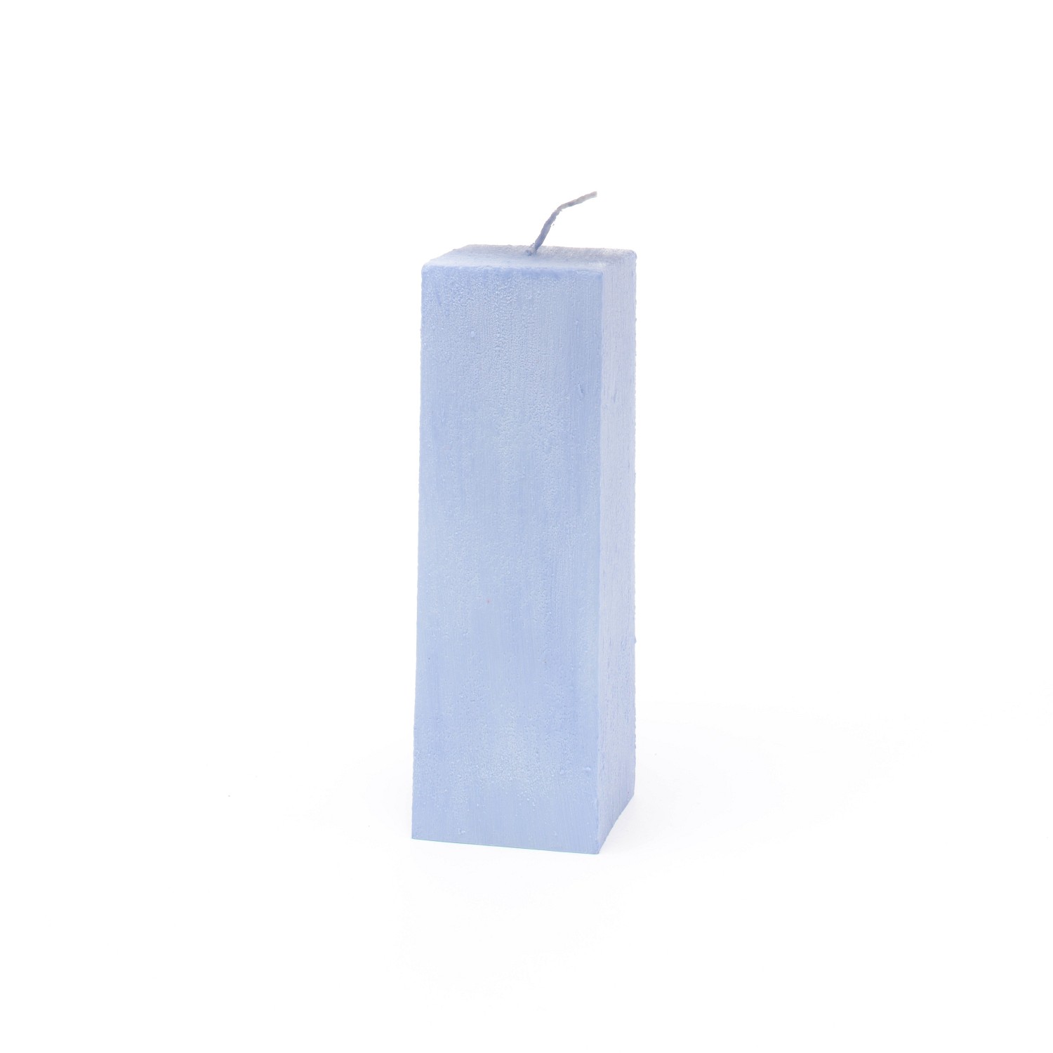 Eckige hellblaue Stumpenkerze mit vertikal verlaufender Struktur