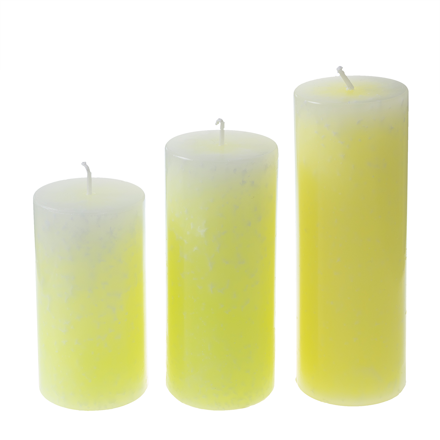 Drei unterschiedlich hohe Gelbe runde Stumpenkerzen. Oben ist das Wachs etwas heller als unten.